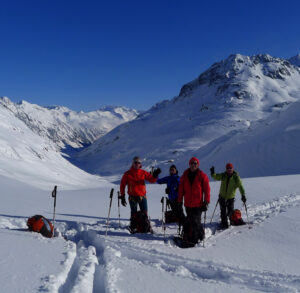 Initiation au ski de randonnée à Saint Lary - Baptiste Renard guide de haute montagne Initiation au ski de randonnée à Saint Lary - Baptiste Renard guide de haute montagne